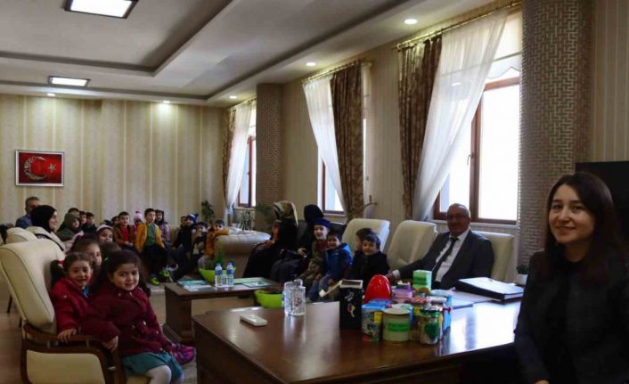 Uzundere Müftülüğü 4-6 yaş öğrencileri kumbaralarındaki parayı deprem bölgesine gönderdi