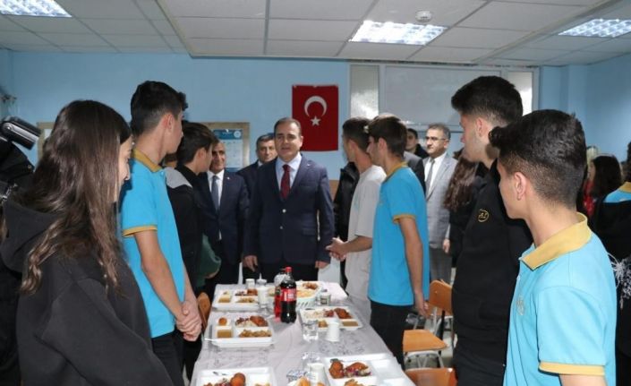 Vali Akbıyık öğrencilerle iftarda buluştu