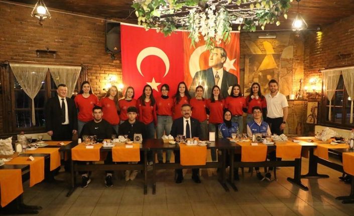 Vali Aksoy misafir sporcular ve gönüllü gençler ile iftarda buluştu