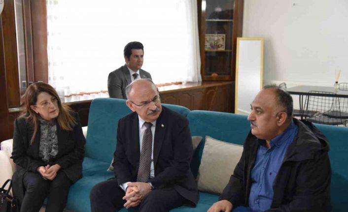 Vali Karadeniz ve eşi Zehra Karadeniz depremzedelerin taleplerini dinledi