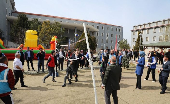 Vali Yiğitbaşı: “Amacımız  çocukların deprem felaketinden sonra ortaya çıkan kaygılarını azaltmak”