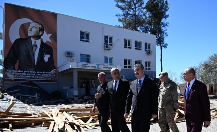 Vali Yılmaz: "Fırtınada çatısı uçan okulu pazartesi günü tekrardan eğitim ve öğretime açacağız"