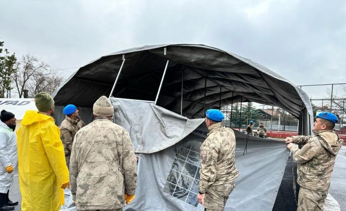 Van jandarmasının deprem bölgesindeki çalışması devam ediyor