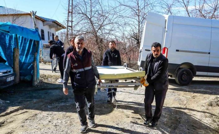 Van’da yatağa tabi vatandaşlara hasta yatağı hediye edildi