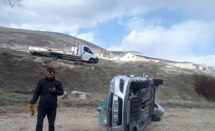 Virajı alamayan otomobil takla attı: 1’i ağır 2 yaralı