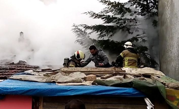 Yangında çöken çatıdan düşen 3 itfaiye eri ölümden döndü