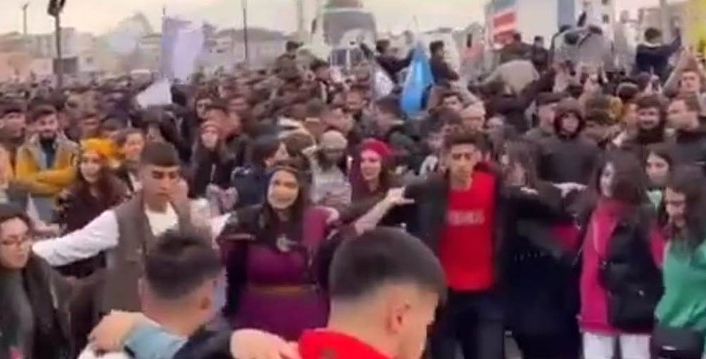 Yaşanan felaketlere rağmen HDP’nin Batman’da halaylı müzikli Nevruz kutlaması tepkilere neden oldu