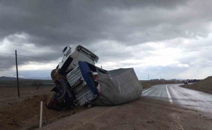 Yem yüklü tırın devrildiği kazada, sürücü olayı yara almadan atlattı