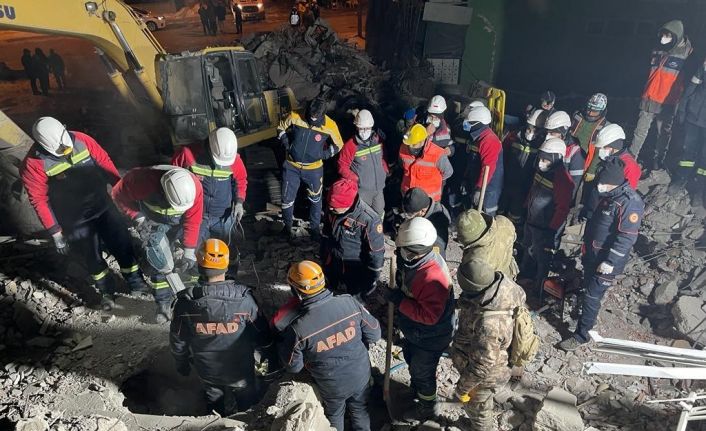 Yıkıntıların arasından 9 vatandaşı sağ kurtaran AFAD ekipleri o anları anlattı: ’’Ailemizi ikinci plana bıraktık’’