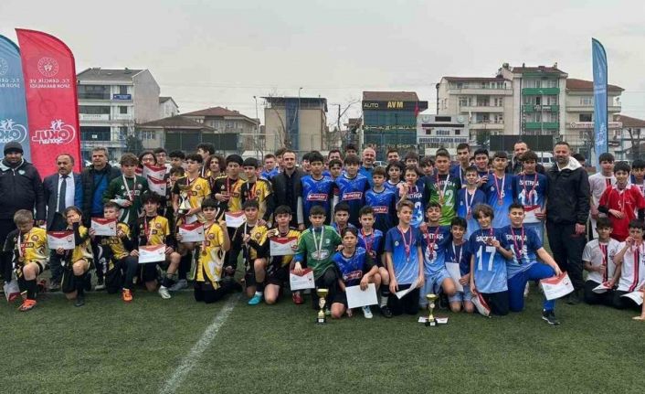 Yıldızlar futbolda 1. TOKİ Mehmet Akif Ersoy Ortaokulu