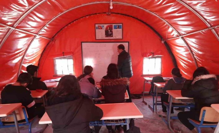 YKS ve LGS için gönüllü öğretmenler deprem bölgesinde görev alıyor