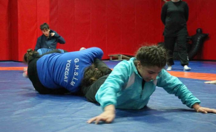 Yozgatlı kadın güreşçiler, mili güreşçi Yasemin Adar Yiğit’in izinden gidiyorlar
