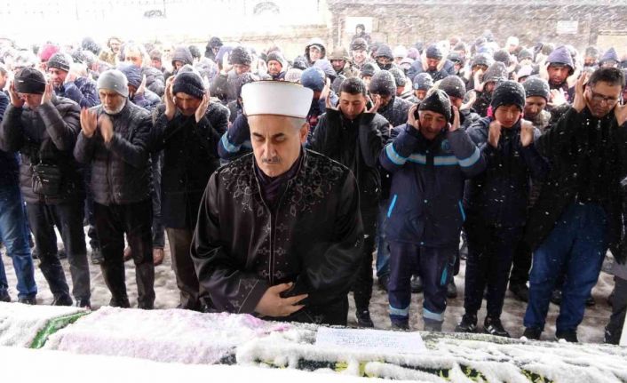 Yozgat’ta eşi tarafından öldürülen kadın son yolculuğuna uğurlandı