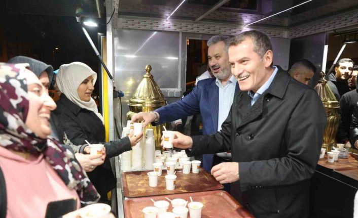 Zeytinburnu’nda iftarda çorba, yatsıda salep ikramı