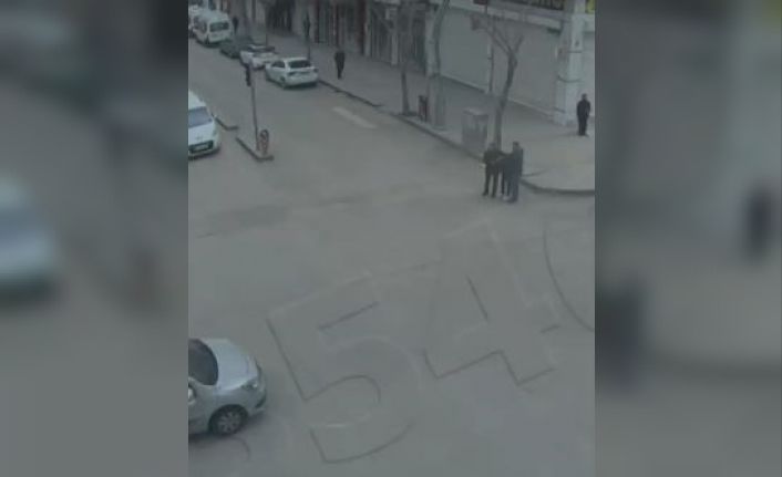 360 saatlik kamera görüntüsünü inceleyen polis şüpheli şahsı caddede yakaladı