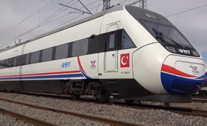 43 ilin geçiş güzergahı hızlı trenle buluştu, ilk sefer yapıldı: Binlerce vatandaş Türk bayraklarıyla karşıladı
