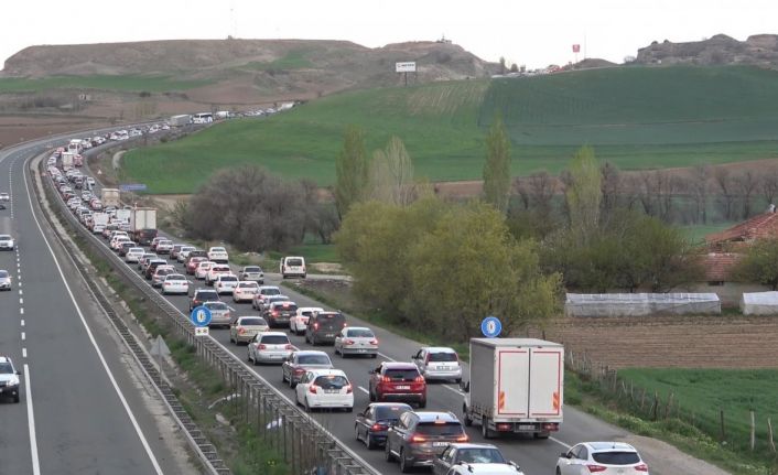 43 ilin geçiş noktasında trafik yoğunluğu: Sürücülerin dikkatsizliği kazaları da beraberinde getirdi