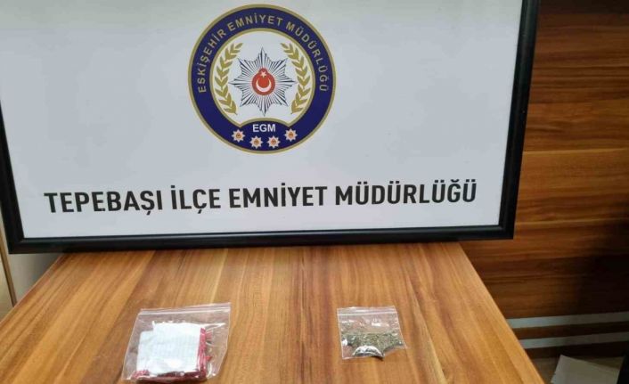 7 Suçtan aranan 2 şahıs uyuşturucu madde ile yakayı ele verdi