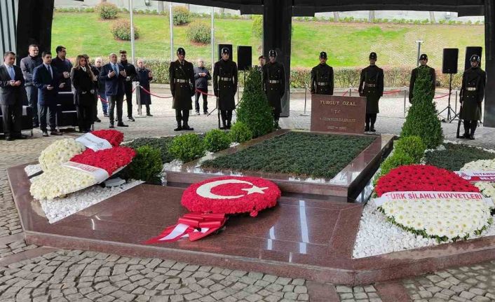 8. Cumhurbaşkanı Turgut Özal, vefatının 30. yıl dönümünde kabri başında anıldı
