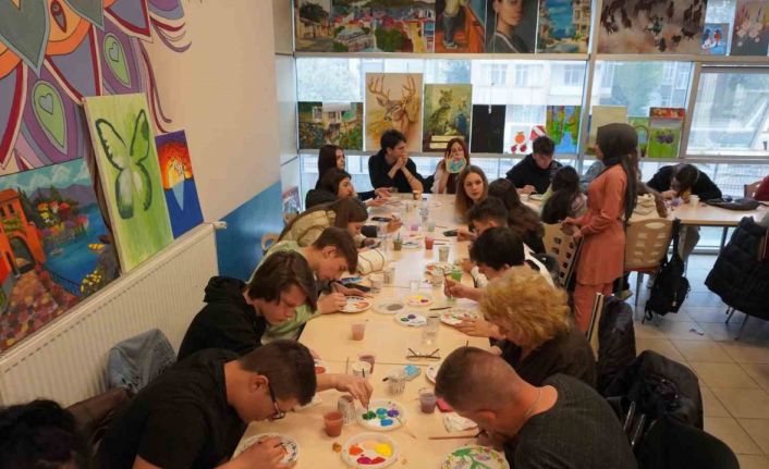 Afyonkarahisar’a 5 ülkeden gelen 35 öğrenci unutulmaya yüz tutmuş el sanatlarını öğrendi