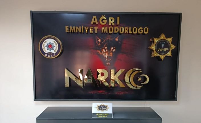 Ağrı’da 85 yaşındaki şahsın üzerine sarılı halde saklanmış Afyon sakızı yakalandı