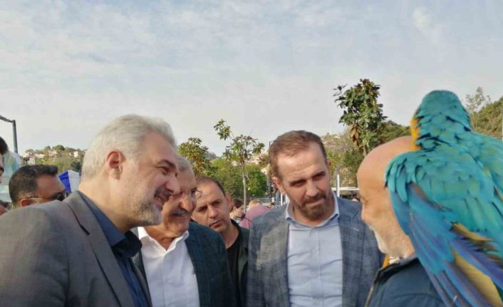 AK Parti İstanbul İl Başkanı Kabaktepe çocuklara patlamış mısır ikram etti, vatandaşla sohbet etti