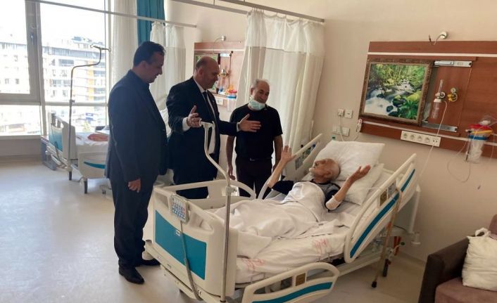 AK Parti İstanbul Milletvekili adayı Çiçek’in bayram ziyareti esnasında 94 yaşındaki Ali amcadan Cumhurbaşkanı Erdoğan’a duygulandıran dua