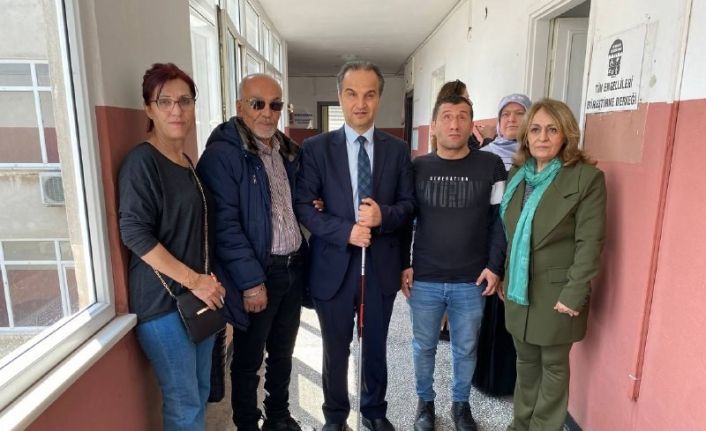 AK Parti’li görme engelli milletvekili adayı Cemal Donat esnaf ve STK’ları ziyaret etti