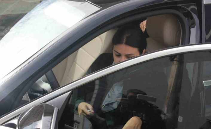 AK Partili kadın aday, seçim kampanyasını kendi kullandığı aracıyla yapıyor