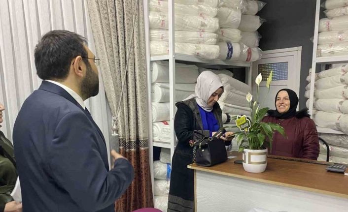 AK Partili milletvekili adayına gençlerden “İlk oyum Erdoğan’a” sözü