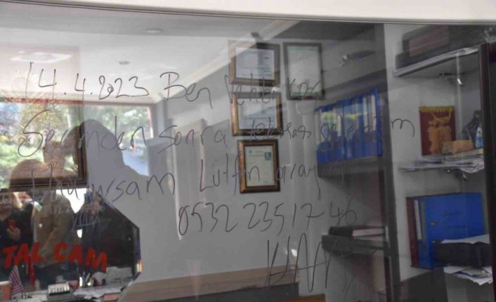 AK Partili vekil adayı ziyaret ettiği esnafın iş yerinin camına bu notu yazdı