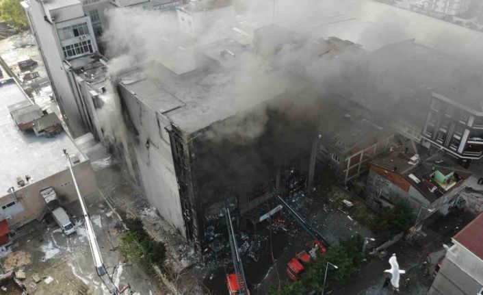 Akit Medya Grubu’nun içinde bulunduğu binada çıkan yangını söndürme çalışmaları sürüyor