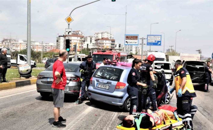 Antalya’da 4 aracın karıştığı, 7 kişinin yaralandığı kazada can pazarı yaşandı