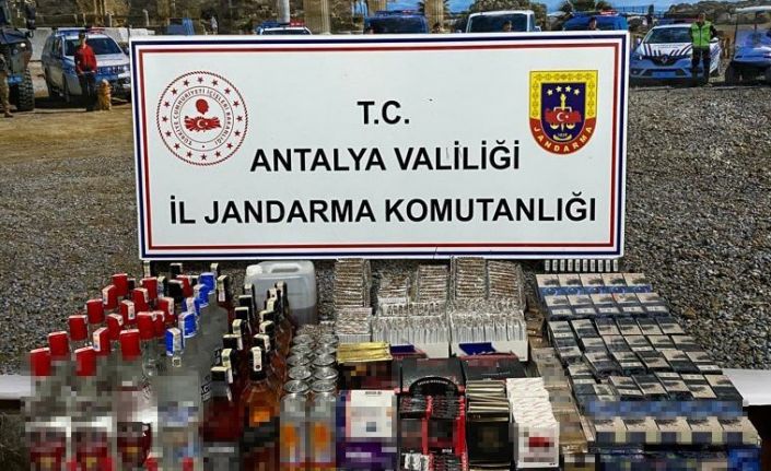 Antalya’da kaçak alkol ve sigara satılan markete jandarmadan baskın