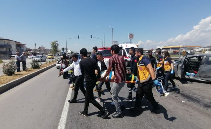 Antalya’da yaya geçidinde bekleyen otomobile arkadan gelen kamyon çarptı: 4 yaralı