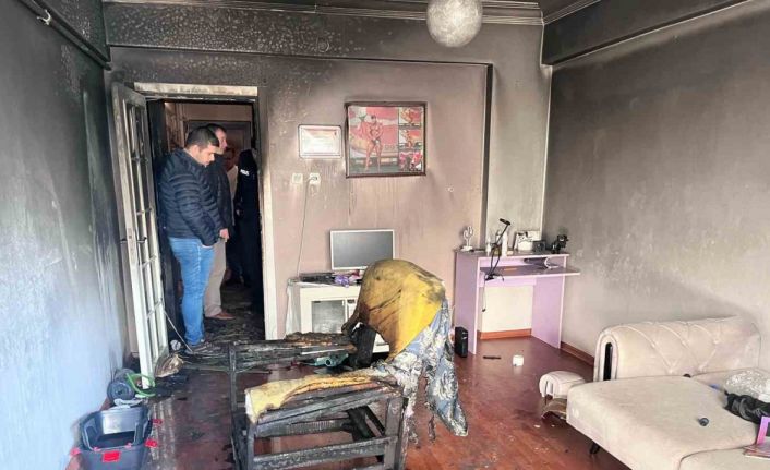 Avcılar’da vücut geliştirme şampiyonu evini ateşe verdi, yaktığı eşyaları balkondan attı