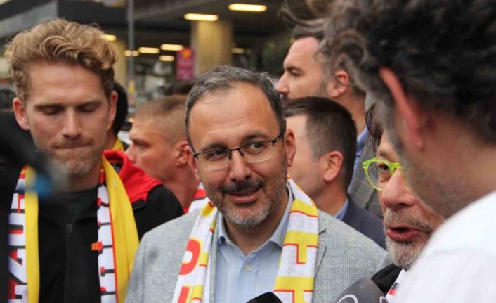 Bakan Kasapoğlu, Göztepeli taraftarla buluştu, ’İzmir’in spor markasını birlikte yükselteceğiz’ dedi