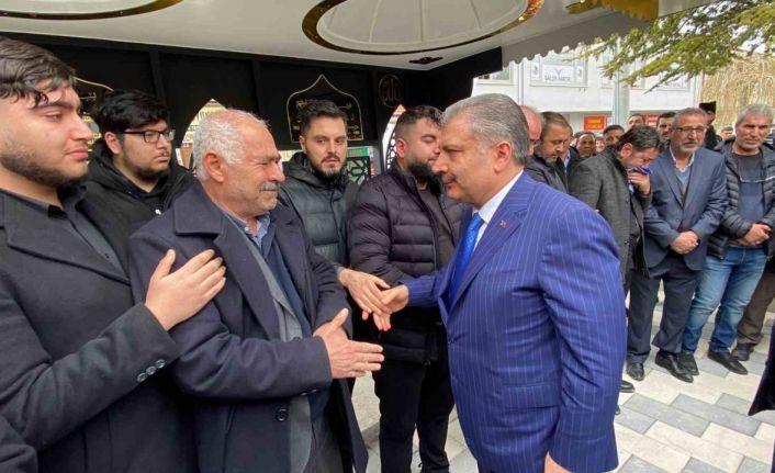 Bakan Koca halasının oğlunun cenazesine katıldı