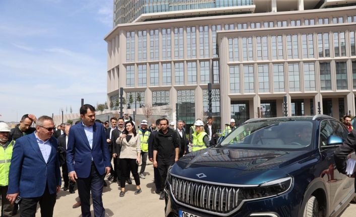 Bakan Kurum, Togg’un şoför koltuğuna geçerek İstanbul çevresinde tur attı