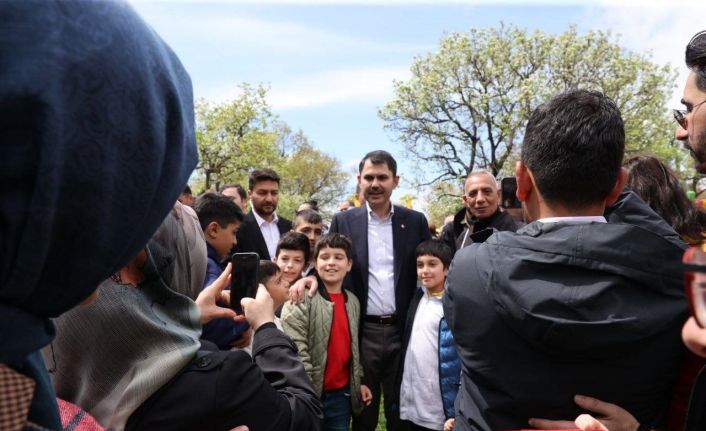 Bakan Murat Kurum, "Tüm gençlerimize birlikte, Türkiye Yüzyılı’nı armağan edeceğiz ve ülkemizin nice egemenlik bayramlarını işte burada olduğu gibi büyük bir coşku içerisinde, büyük bir mutluluk içerisinde hep birlikte kutlayacağız"