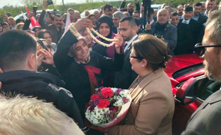 Bakan Yanık aday tanıtımı toplantısına Togg ile geldi