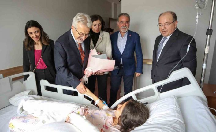 Başkan Turgay Erdem’den kazazede öğrencilere ziyaret