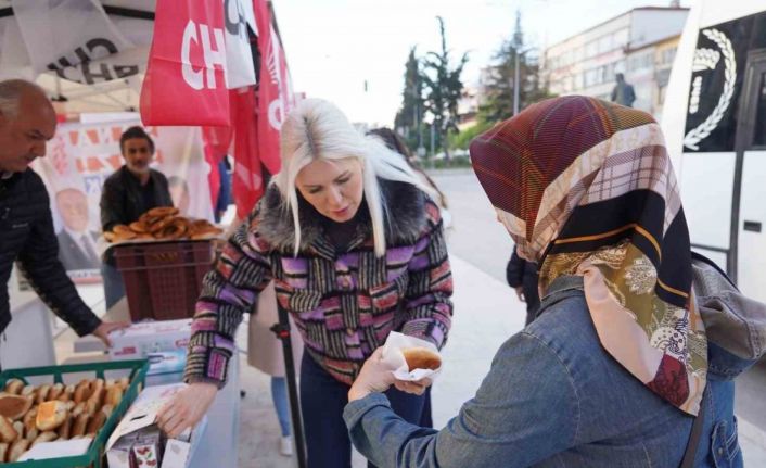 Başkan V. Subaşı işçilere simit ve meyve suyu ikram etti
