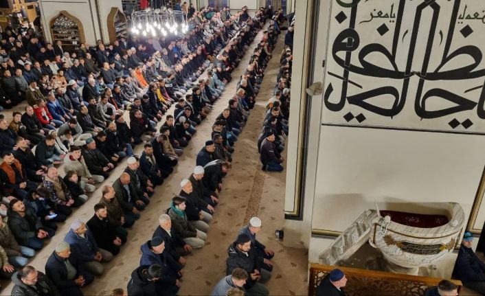 Bayram namazı kılmak isteyen vatandaşlar tarihi Ulu Camii’ne akın etti: Kilometrelerce oluşan trafik havadan görüntülendi