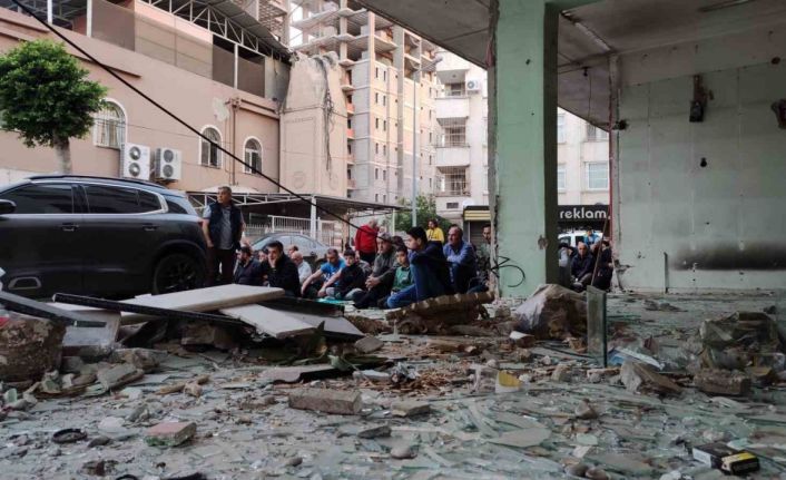 Bayram namazını yıkılması için boşaltılan orta hasarlı binanın altında kıldılar