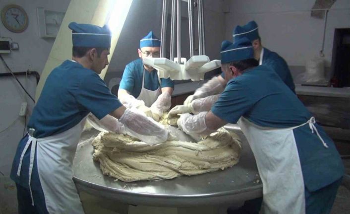 Bayram öncesi çekme helva mesaisi: Sabah saatlerine kadar üretim yapıyorlar