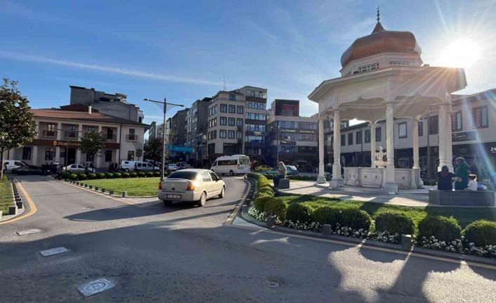 Bayram sonrası güneşli havayı gören vatandaşlar kendini sokağa attı.