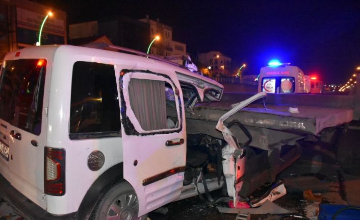 Benzin istasyonuna girmek için yavaşlayan tıra hafif ticari araç çarptı: 2’si ağır 4 yaralı