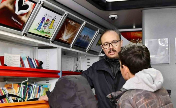 Bilecik dahil 10 şehre tahsis edilen ’Gezici Kütüphane Otobüsü’nün ilk durağı Elbistan oldu