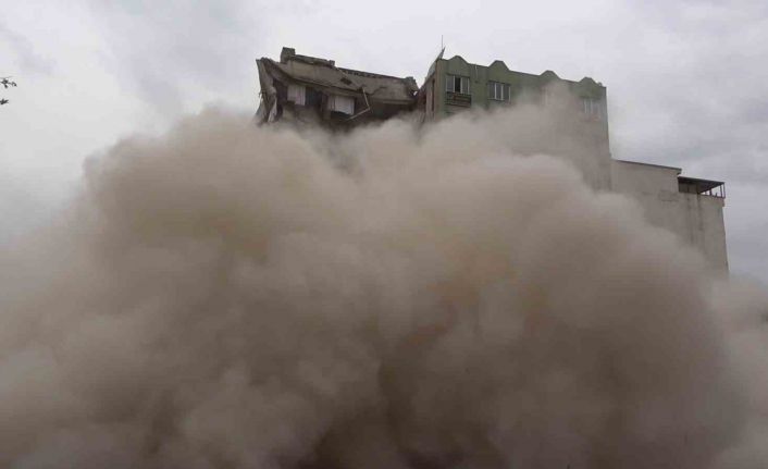 Bina saniyeler içinde yerle bir oldu: Vatandaşlar toz bulutuna rağmen ayrılmadılar